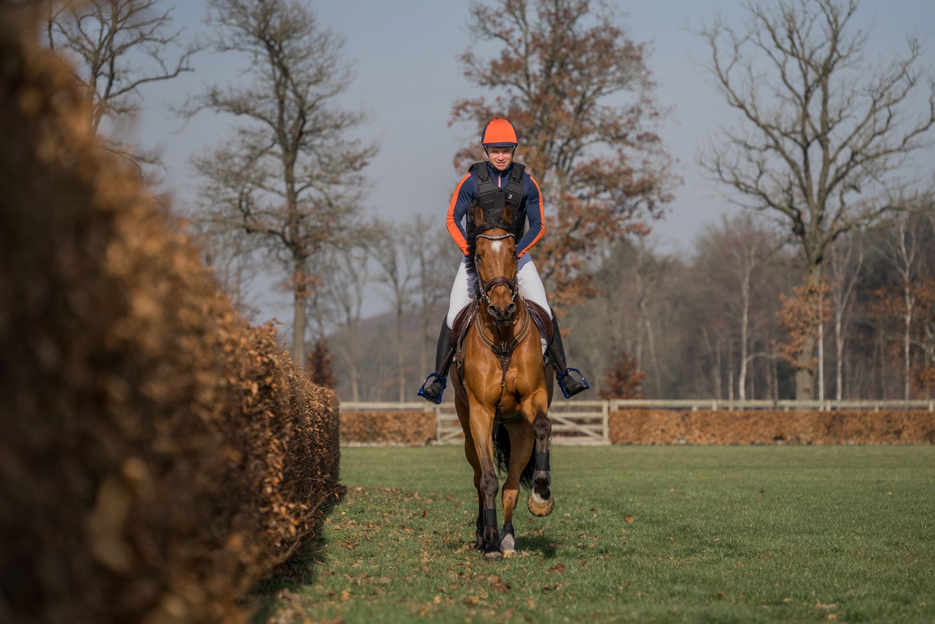 eventingruiter jordy wilken rijdt met zijn paard in de nieuwe knhs teamkleding
