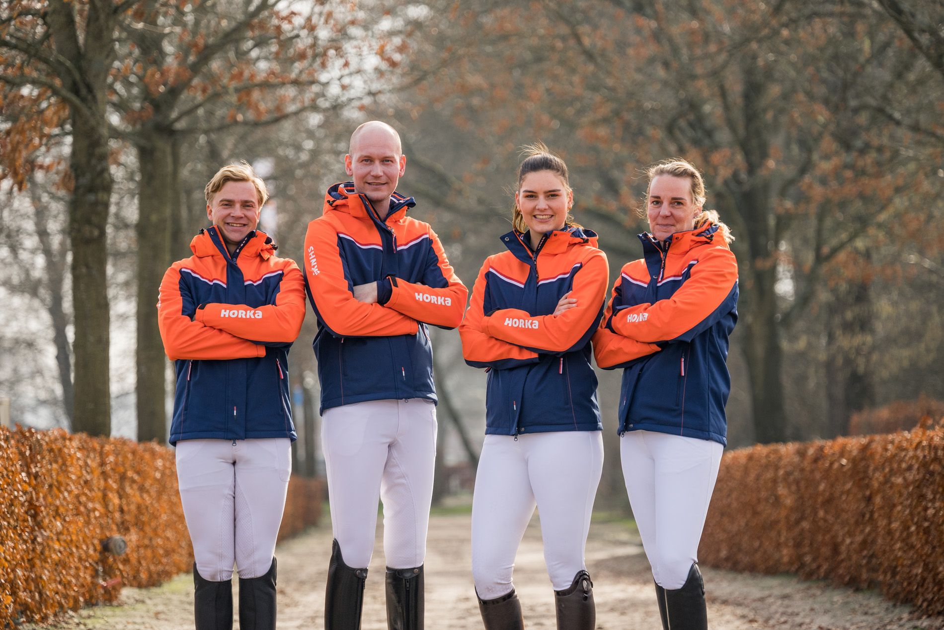 vier sponsorruiters van horka staan naast elkaar opgesteld voor de foto