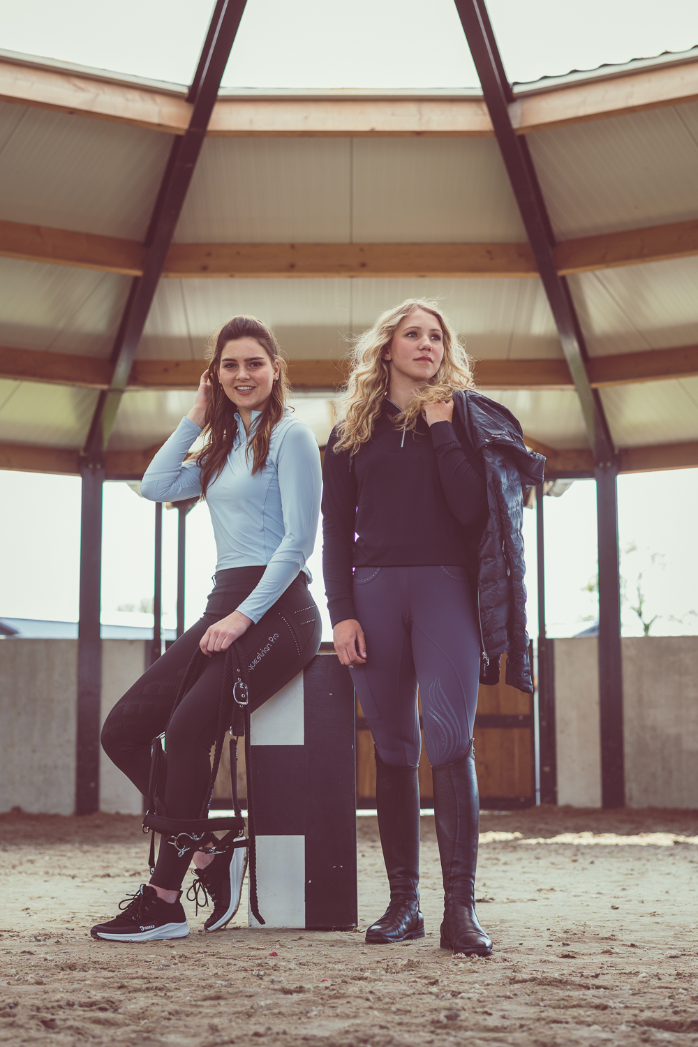 amazones kristy snepvangers en emma bocken poseren in de longeercirkel voor de modeshoot in paard&sport